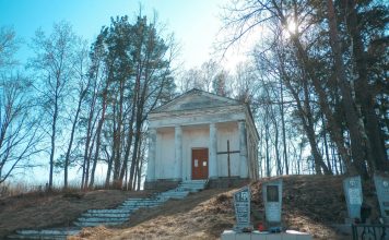 Капліца і рэшткі сядзібы Наркевічаў-Ёдкаў у Лапушна