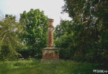 Мемарыяльная калона ў вёсцы Асошнікі