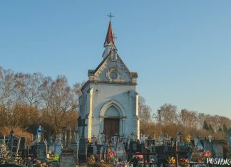 Неагатычная капліца-пахавальня Качанаў у вёсцы Івашкаўцы Неагатычная капліца-пахавальня Качанаў у вёсцы Івашкаўцы