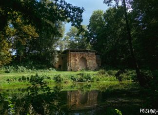 Брама і гісторыя замка Сапегаў у горадзе Высокае Высокае замак Сапегаў