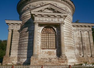 Часовня и разрушенный дворец Скирмунтов в Молодово