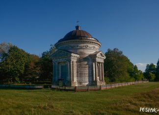 Капліца і разбураны палац Скірмунтаў у Моладава Капліца ратонда ў Моладаве