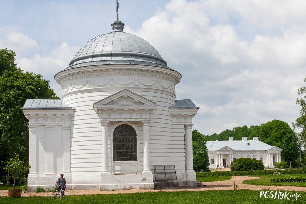Моладава капліца і палац Скірмунтаў