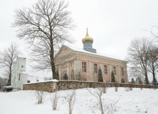 Храм з шыкоўнай брамай у вёсцы Мамаі Храм Мамаі