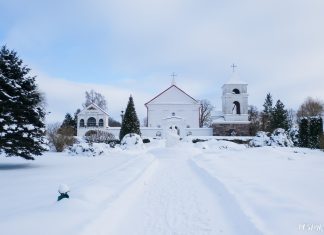 Касцёл Святой Ганны і шыкоўны парк у Мосары Касцёл Святой Ганны Мосар