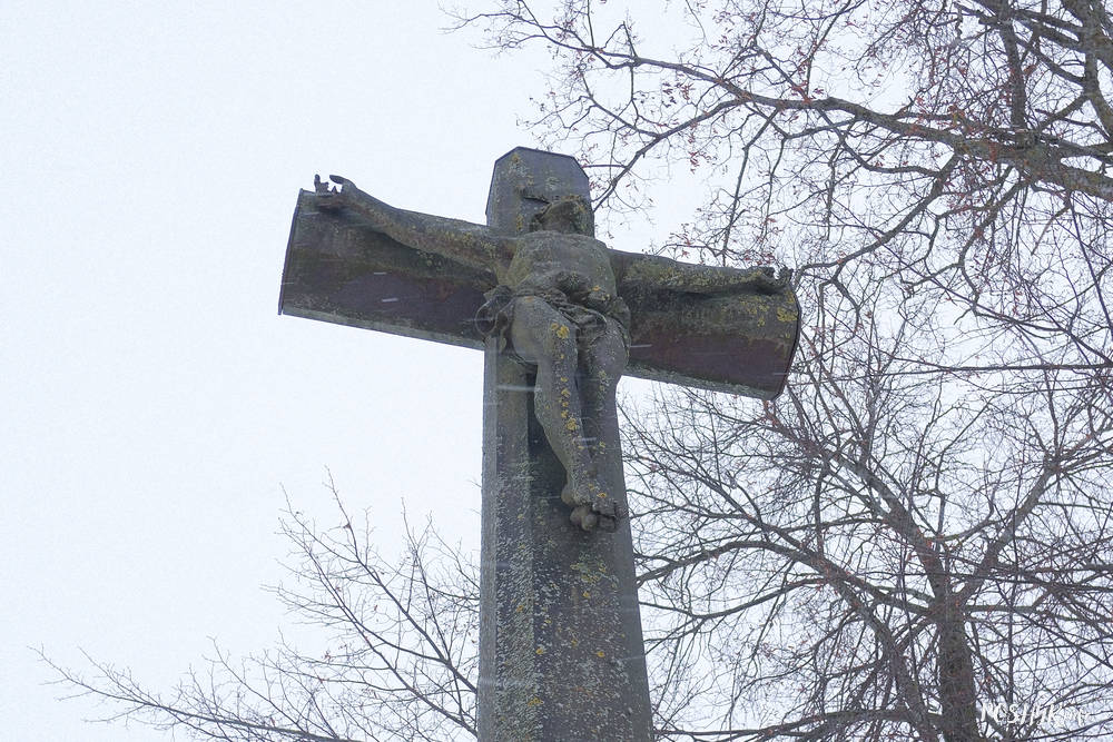Крыж на магіле Адама і Эвеліны Пуслоўскіх у мястэчку Загор’е Сенненскае