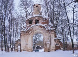 Былая сядзіба Дамейкаў і старадаўняя брама ў Сітцах Былая сядзіба Дамейкаў і старадаўняя брама ў Сітцах