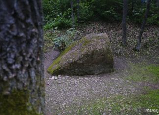 Дзіўны валун на Ашмяншыне – “Нявесцін камень” Дзіўны валун на Ашмяншыне - “Нявесцін камень”